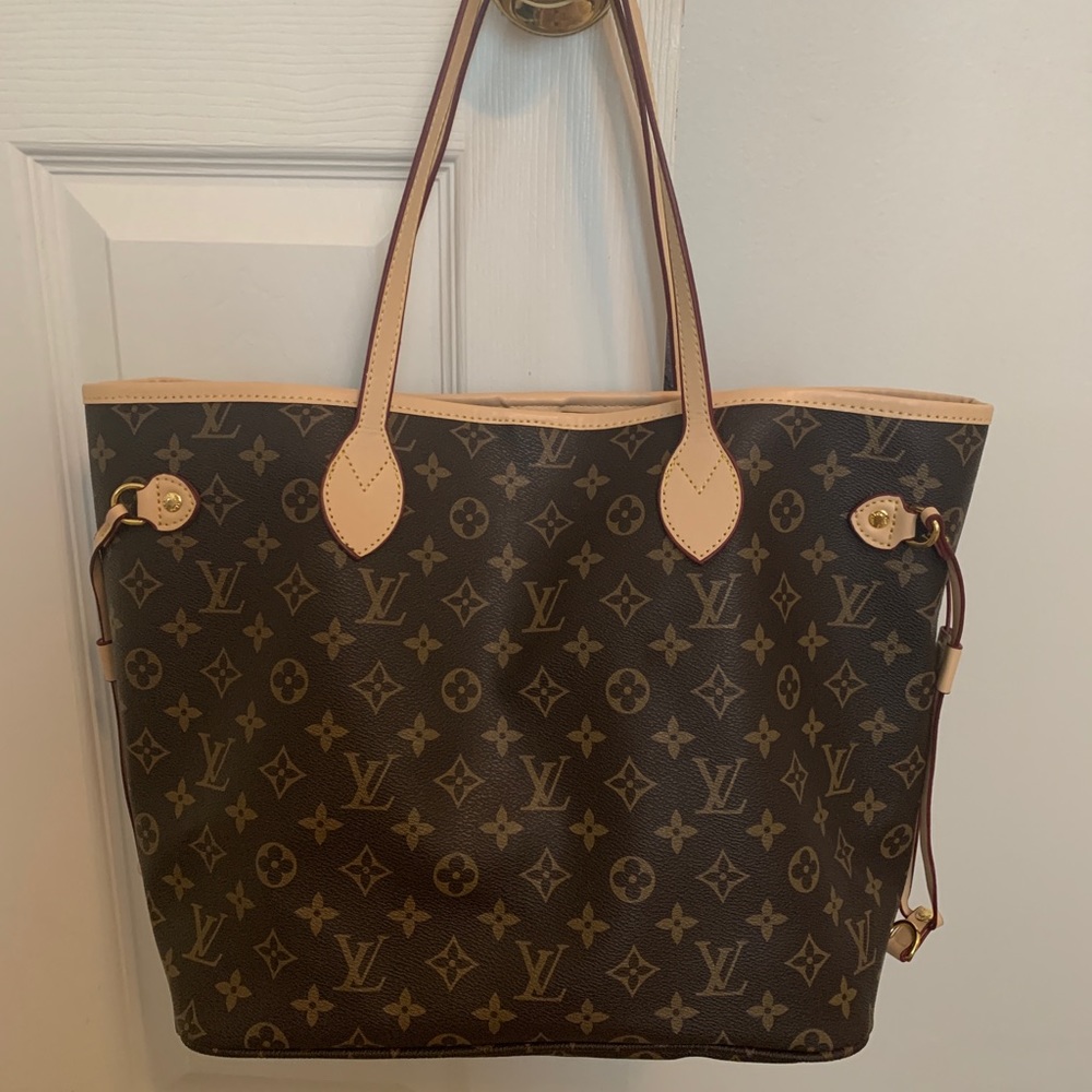 Non-authentic Louis Vuitton Neverfull MM